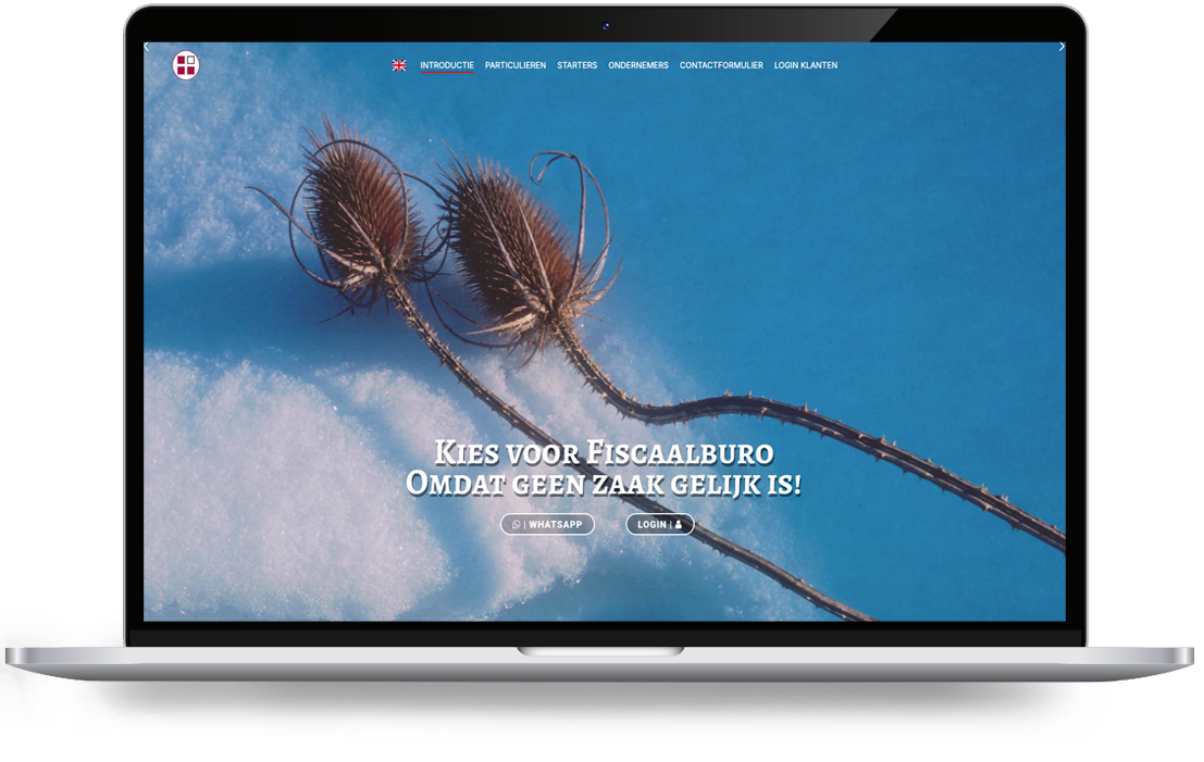 fiscaalburo von Webdesign Holland - LeTigre Webdesign Holland Laptop-Bildschirm, auf dem das Hero-Bild einer Website zu sehen ist: blauer Hintergrund mit stacheligen Samenkapseln und der niederländischen Überschrift „Entscheiden Sie sich für Fiscaalbureau, denn kein Fall gleicht dem anderen!“, dazu sichtbare WhatsApp- und Anmelde-Schaltflächen.