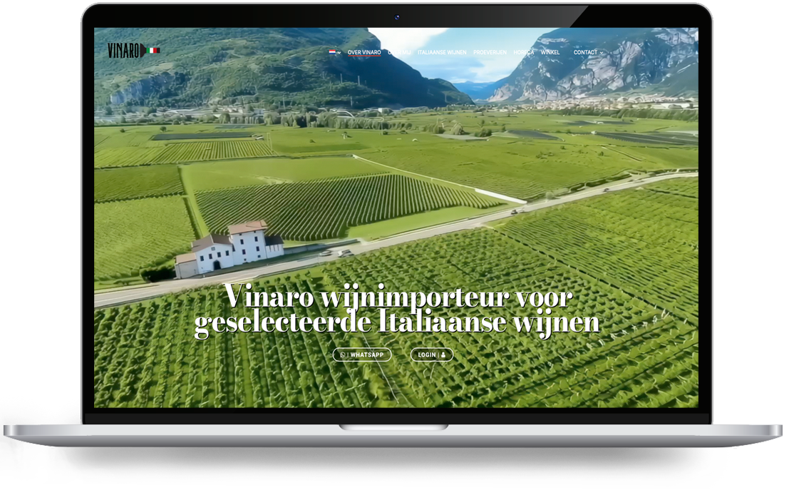 vinaro von Webdesign Holland - LeTigre Webdesign Holland Hero-Bild, das eine üppige italienische Weinberglandschaft auf einem Laptop-Bildschirm zeigt, mit dem Vinaro-Logo und einer niederländischen Überschrift sowie den Schaltflächen „WhatsApp“ und „Anmelden“.